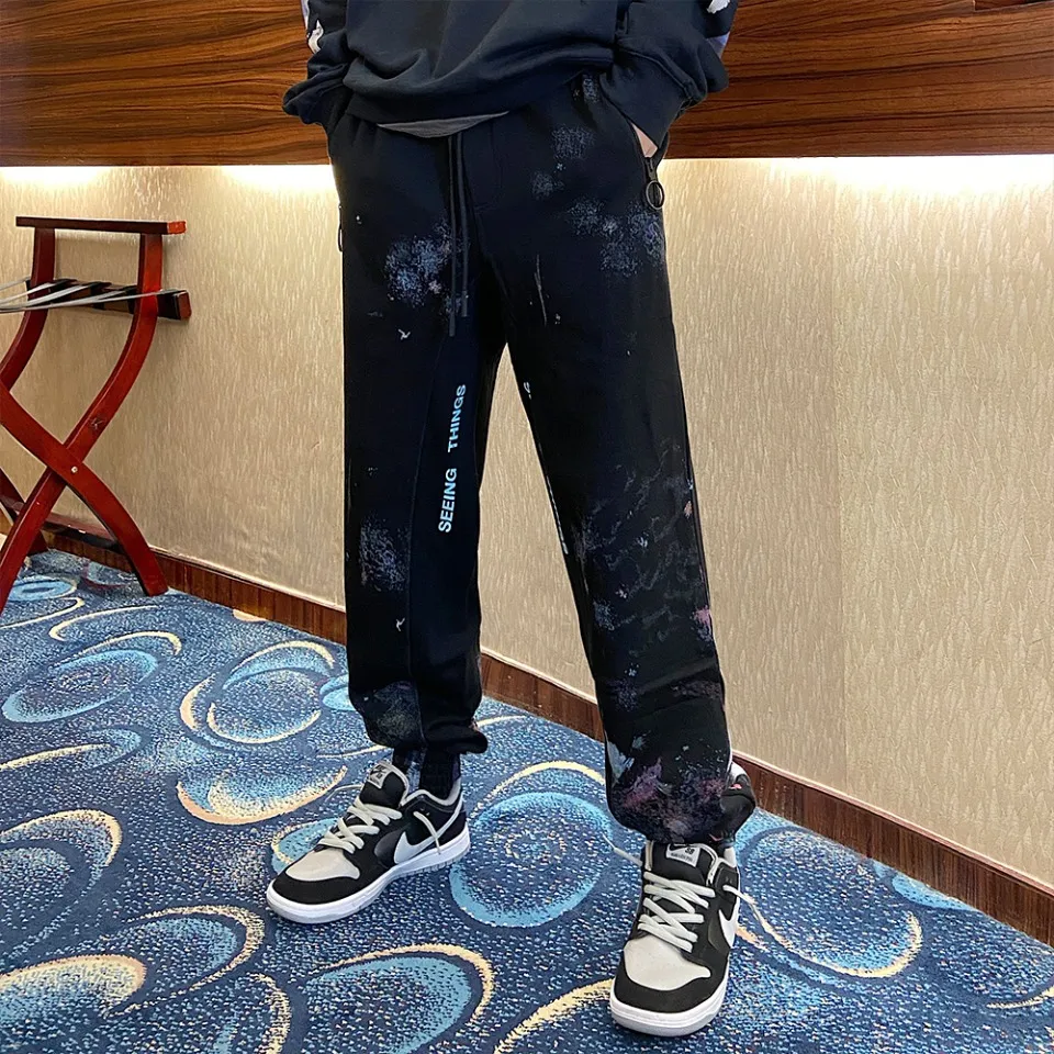 ♻️💯Refer to the model picture for the upper body❤️Examined version OFF 17FW WHITE Starry Sky Fireworks Splash Ink OW Sports Autumn and Winter Sweatpants Casual Pants for Men and Women. The firework color is obtained through contrasting printing. There are eight panels in the whole body. Seven color sets and eight panels are divided into eight printings. The first layer is gray, the second layer is white, the third layer is yellow, the fourth layer is green, the fifth layer is blue, the sixth layer is purple, the seventh layer is orange, and the last layer is arrow paint printing. The seven colors are layered on top of each other, and new colors will appear. The arrows on the back and the squares on the front are first glued and then hung four times in a row. The paint has a distinct concave and convex feeling. Quality depends on the details. The blue letters are electrostatic three-dimensional flocking. They are done separately first and then printed through high-temperature thermal transfer. The difficulty is unprecedentedly high. The total number of fireworks series produced exceeds 50,000 pieces, and more than half of the ones seen on the market are from my home!  Size: XS-L Color: Black (The waist is elastic and can be enlarged) P: 380
